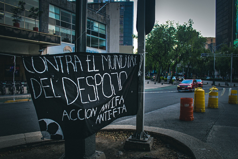 Activistas feministas y anti-gentrificación protestaron con Retas anti-FIFA frente a la Glorieta de las Mujeres que Luchan contra el Mundial 2026, denunciando el lavado de imagen ante la crisis social y el despojo territorial. Rechazaron la censura y la violencia patriarcal, llamando a boicotear marcas y defender la autogestión comunitaria.