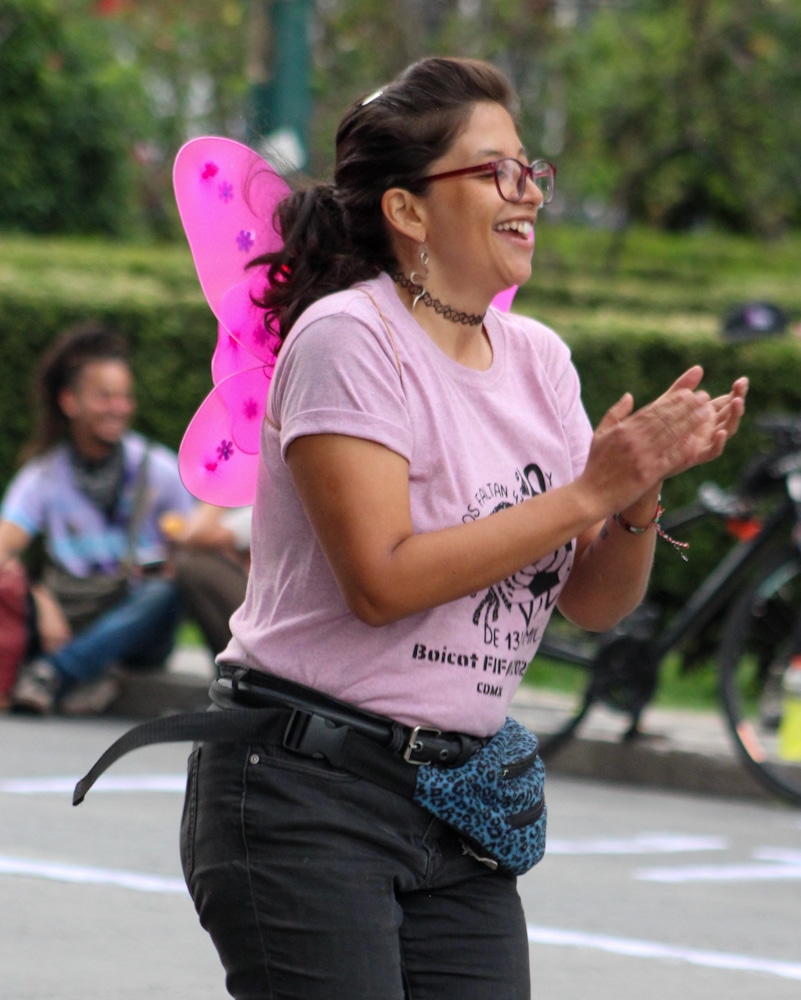 Activistas feministas y anti-gentrificación protestaron con Retas anti-FIFA frente a la Glorieta de las Mujeres que Luchan contra el Mundial 2026, denunciando el lavado de imagen ante la crisis social y el despojo territorial. Rechazaron la censura y la violencia patriarcal, llamando a boicotear marcas y defender la autogestión comunitaria.