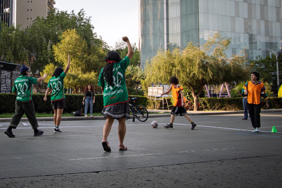 Activistas feministas y anti-gentrificación protestaron con Retas anti-FIFA frente a la Glorieta de las Mujeres que Luchan contra el Mundial 2026, denunciando el lavado de imagen ante la crisis social y el despojo territorial. Rechazaron la censura y la violencia patriarcal, llamando a boicotear marcas y defender la autogestión comunitaria.
