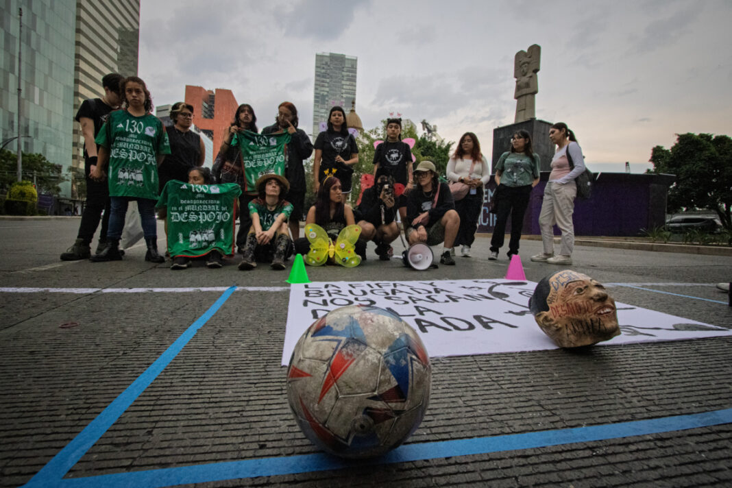 Activistas feministas y anti-gentrificación protestaron con Retas anti-FIFA frente a la Glorieta de las Mujeres que Luchan contra el Mundial 2026, denunciando el lavado de imagen ante la crisis social y el despojo territorial. Rechazaron la censura y la violencia patriarcal, llamando a boicotear marcas y defender la autogestión comunitaria.