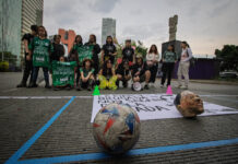 Mujeres activistas denuncian censura social y despojos rumbo al Mundial 2026 en retas anti-FIFA Activistas feministas y anti-gentrificación protestaron con Retas anti-FIFA frente a la Glorieta de las Mujeres que Luchan contra el Mundial 2026, denunciando el lavado de imagen ante la crisis social y el despojo territorial. Rechazaron la censura y la violencia patriarcal, llamando a boicotear marcas y defender la autogestión comunitaria.
