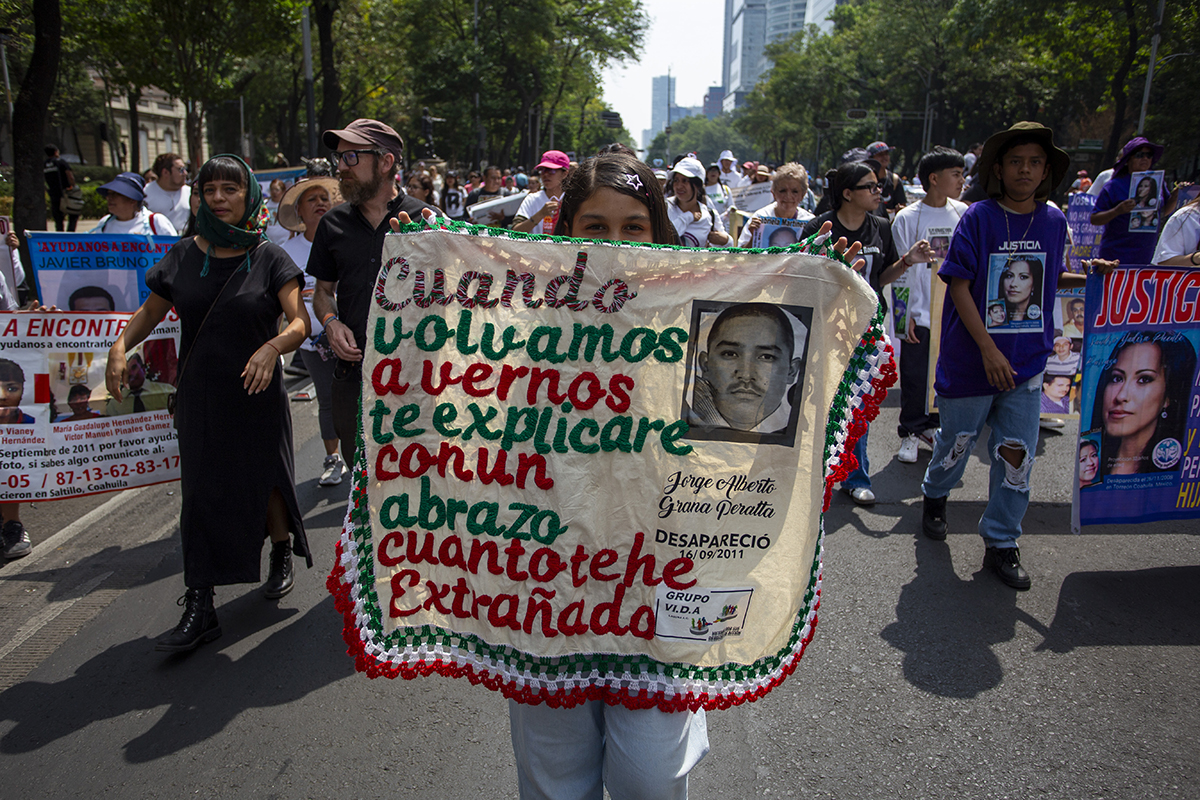 "10 de mayo no es de fiesta, es de lucha y de protesta": madres buscadoras marchan en la Ciudad de México por 130 mil desaparecidos