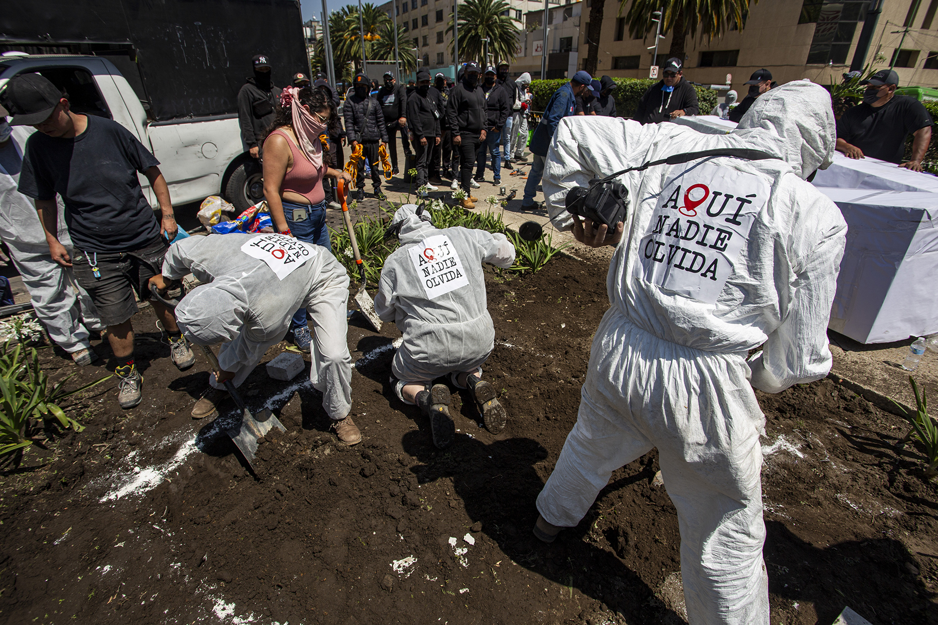"Aquí Nadie Olvida": familiares de periodistas asesinados revelan antimonumento en Reforma y Bucareli