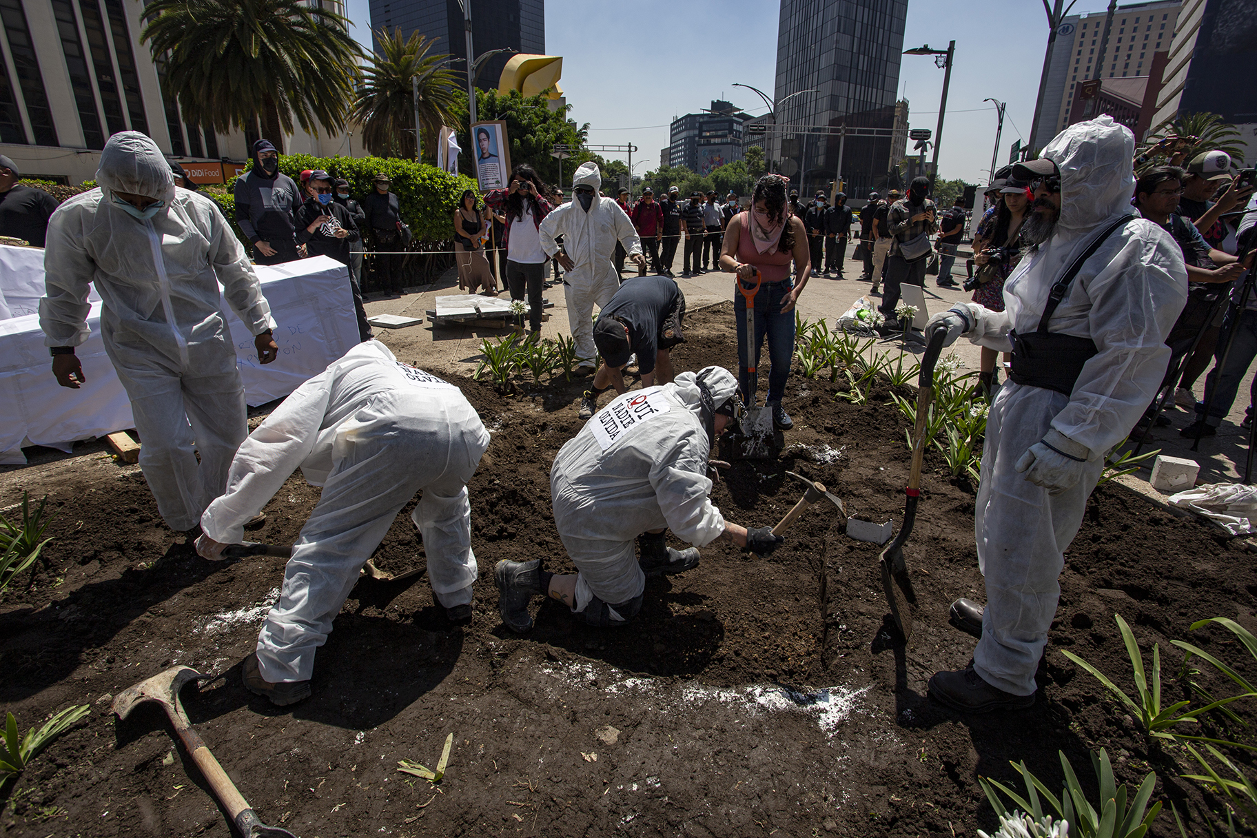 "Aquí Nadie Olvida": familiares de periodistas asesinados revelan antimonumento en Reforma y Bucareli