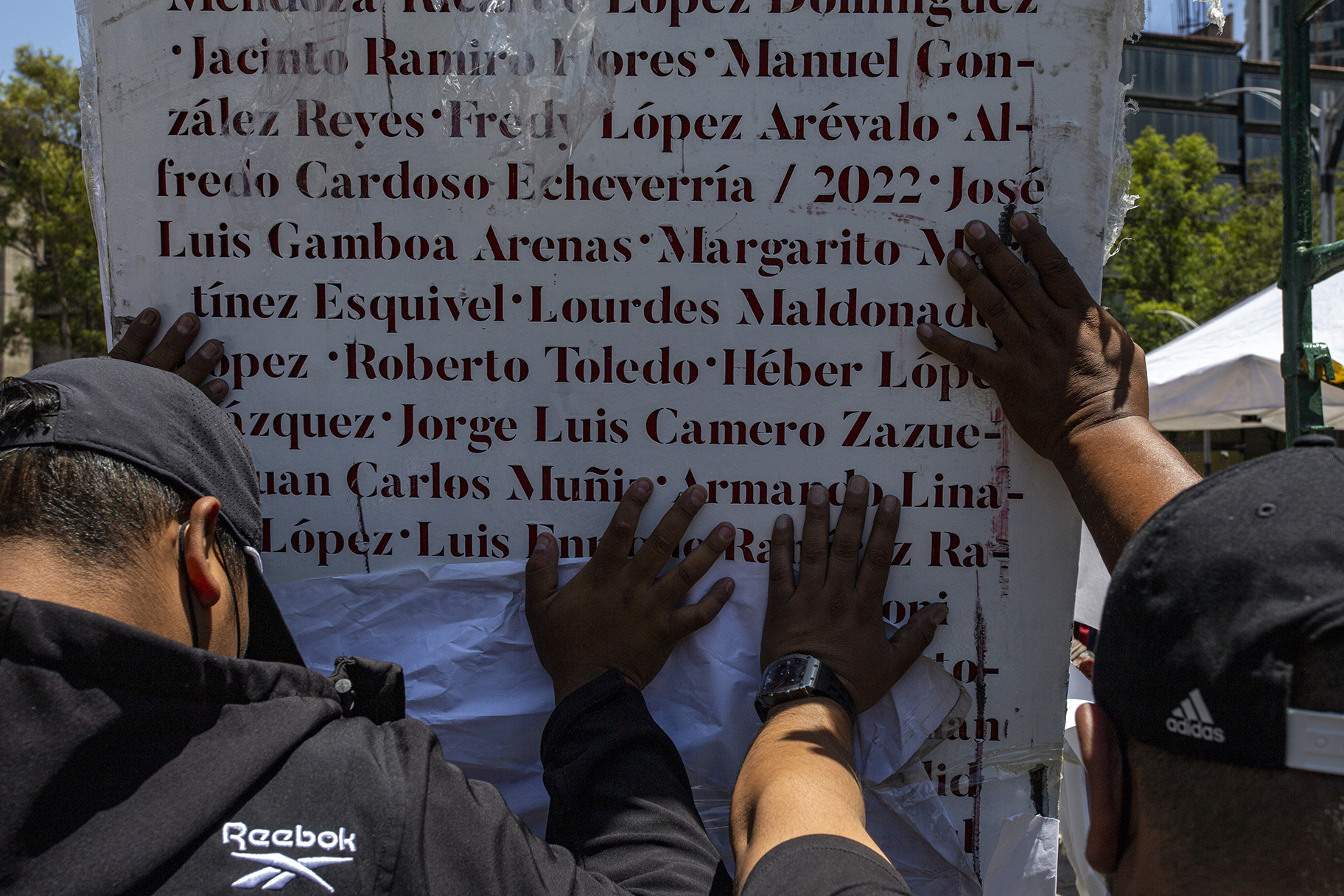 "Aquí Nadie Olvida": familiares de periodistas asesinados revelan antimonumento en Reforma y Bucareli