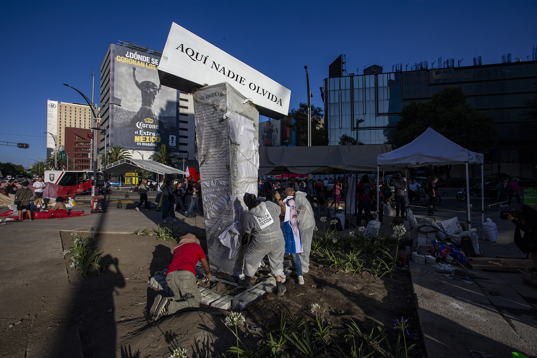 "Aquí Nadie Olvida": familiares de periodistas asesinados revelan antimonumento en Reforma y Bucareli