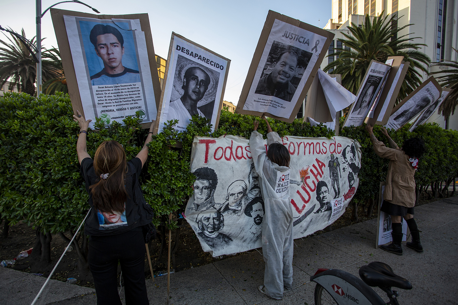 "Aquí Nadie Olvida": familiares de periodistas asesinados revelan antimonumento en Reforma y Bucareli