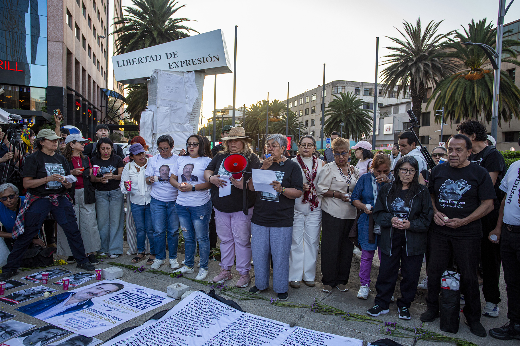 "Aquí Nadie Olvida": familiares de periodistas asesinados revelan antimonumento en Reforma y Bucareli
