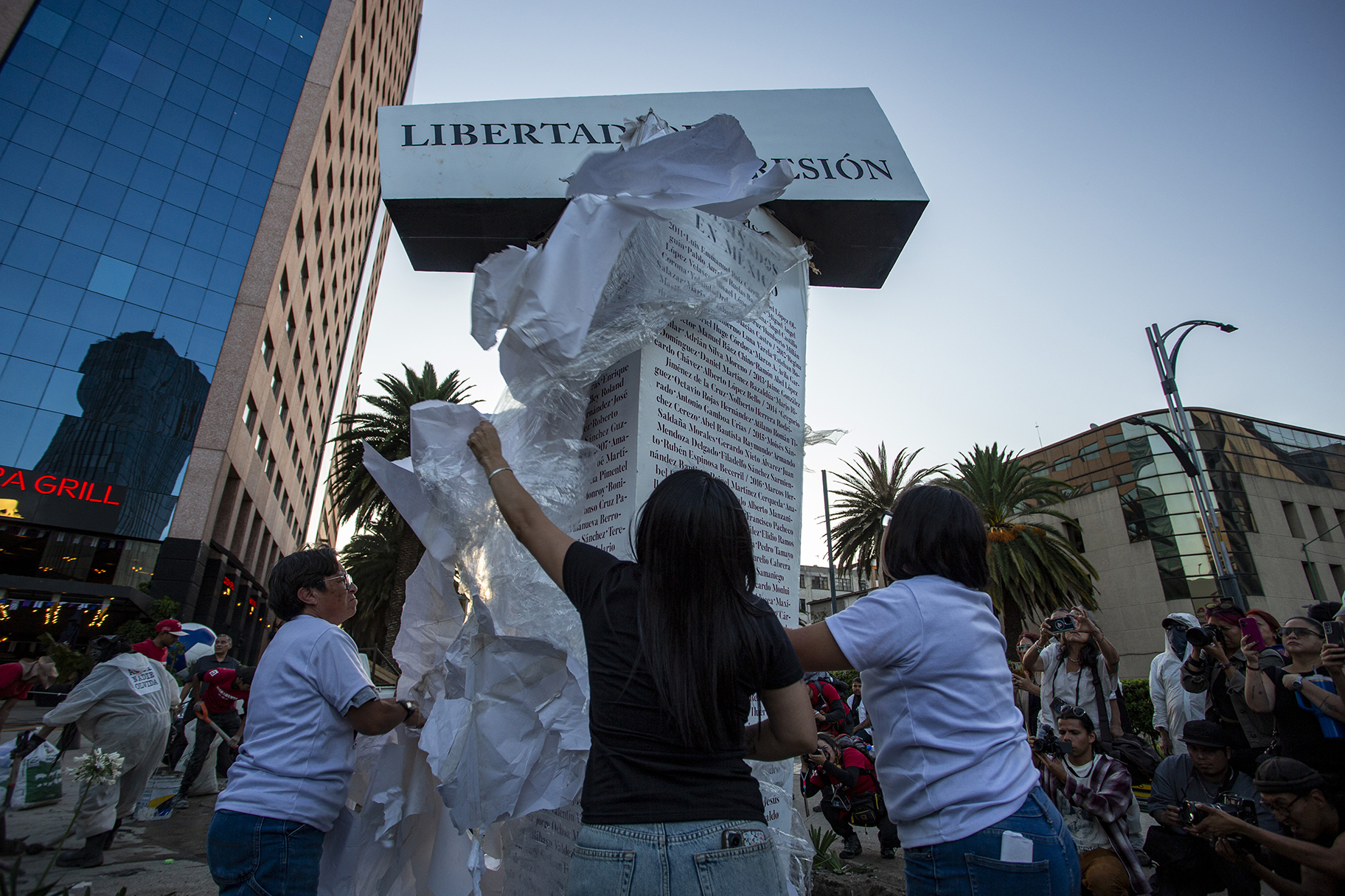 "Aquí Nadie Olvida": familiares de periodistas asesinados revelan antimonumento en Reforma y Bucareli
