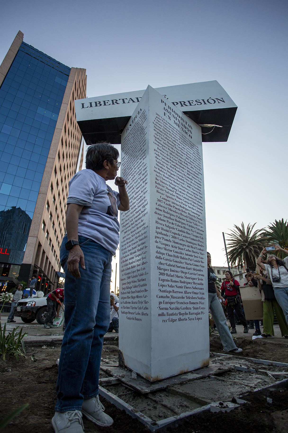 "Aquí Nadie Olvida": familiares de periodistas asesinados revelan antimonumento en Reforma y Bucareli