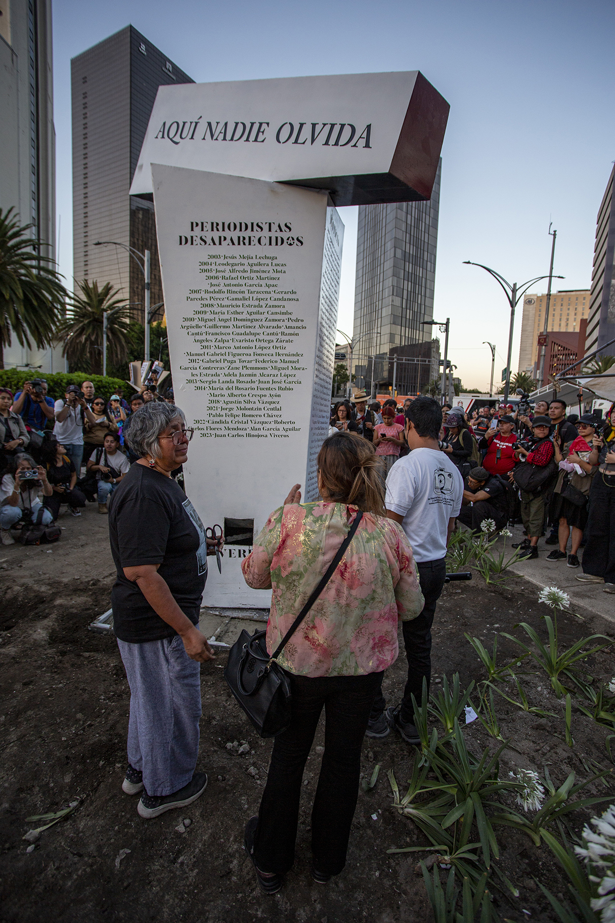 "Aquí Nadie Olvida": familiares de periodistas asesinados revelan antimonumento en Reforma y Bucareli