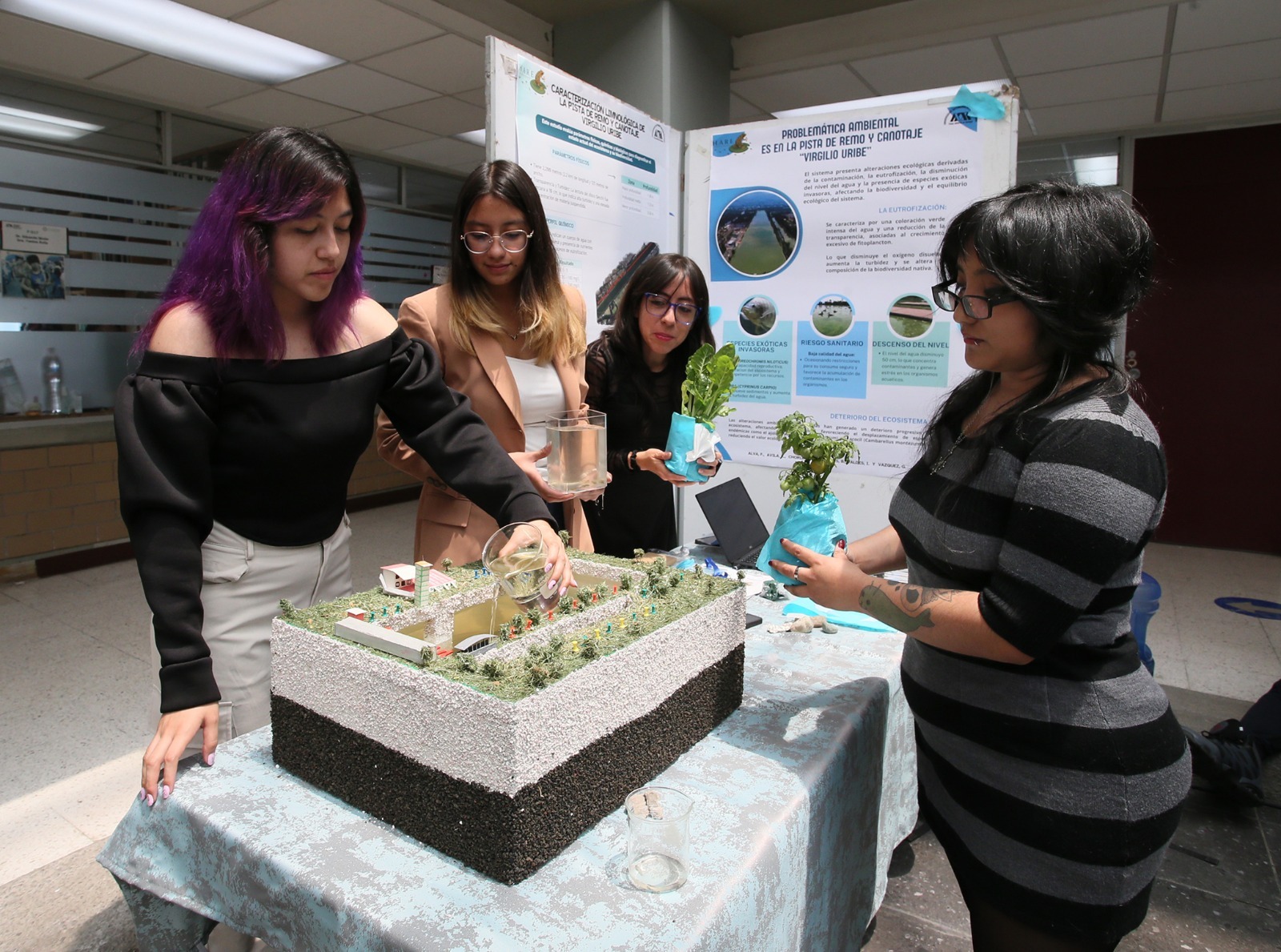Emprende UAM FEST presenta 35 proyectos en salud, sustentabilidad, innovación tecnológica y emprendimiento, impulsados por 100 integrantes de la comunidad universitaria y docente de la UAM Iztapalapa, que buscan abordar problemáticas ambientales y sociales.
