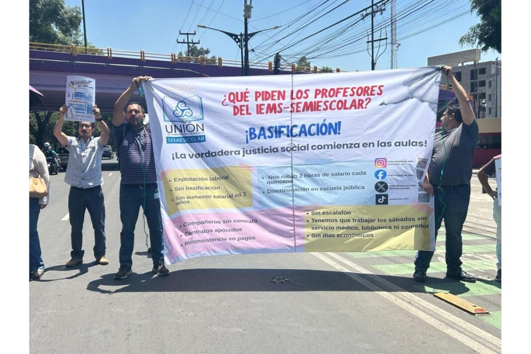 WhatsApp Image 2026-05-16 at 12.40.22 AM En el Día del Maestro, profesores del IEMS semiescolarizado protestaron en Tlalpan por 19 años sin base, sin contrato y con salarios estancados