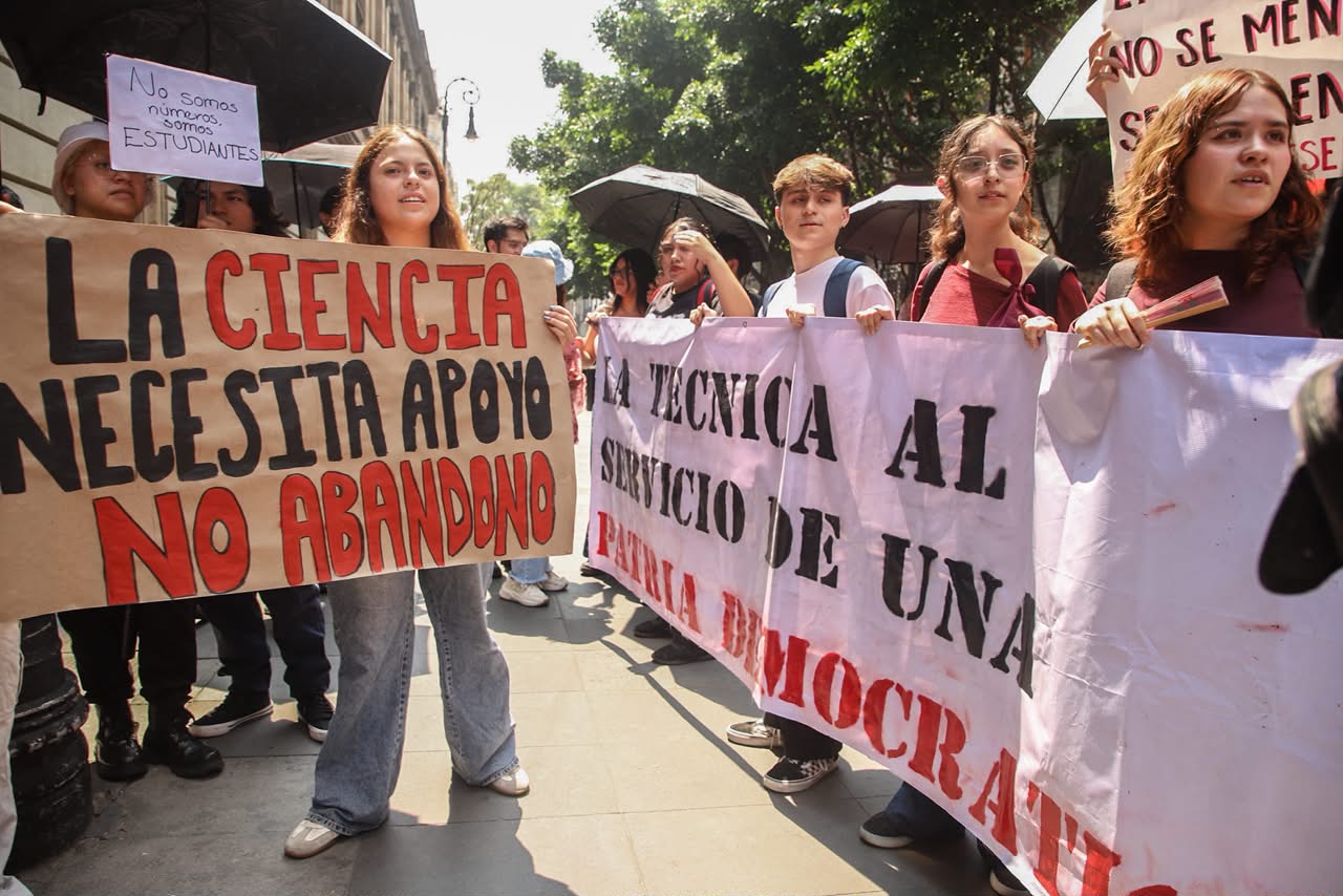 Estudiantes del IPN bloquean Eje Central y exigen diálogo con SEP