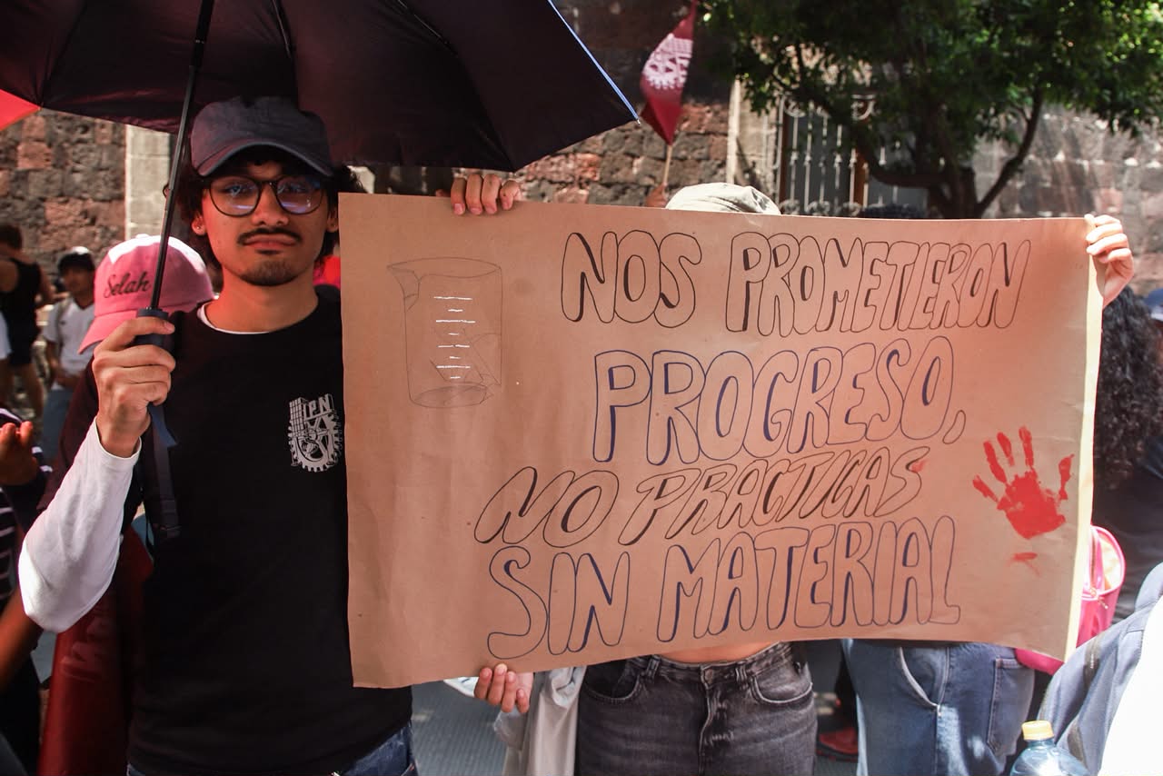 Estudiantes del IPN bloquean Eje Central y exigen diálogo con SEP