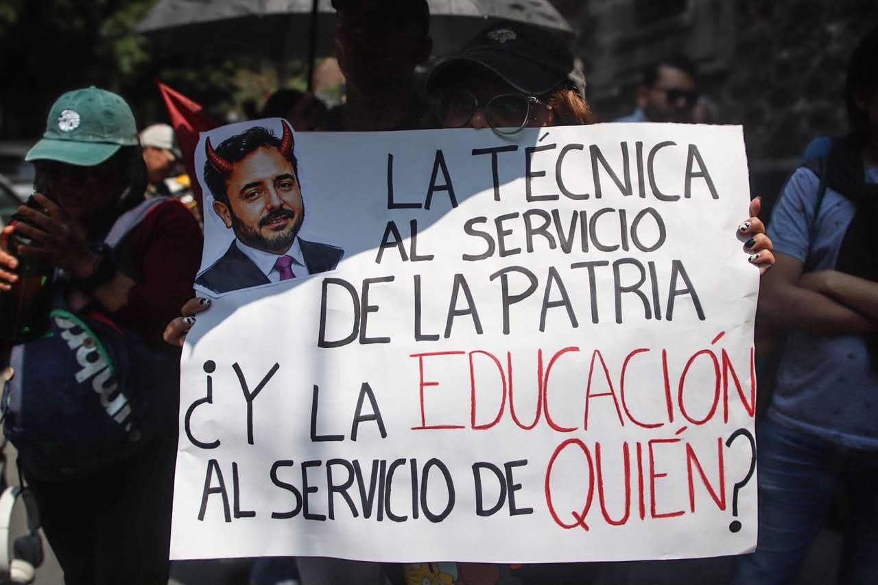 Estudiantes del IPN bloquean Eje Central y exigen diálogo con SEP