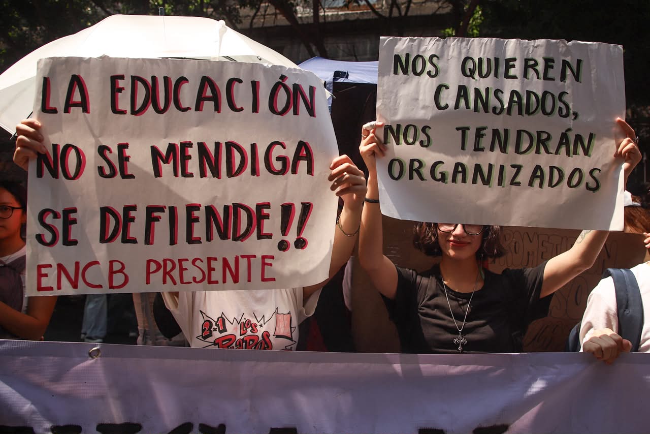 Estudiantes del IPN bloquean Eje Central y exigen diálogo con SEP