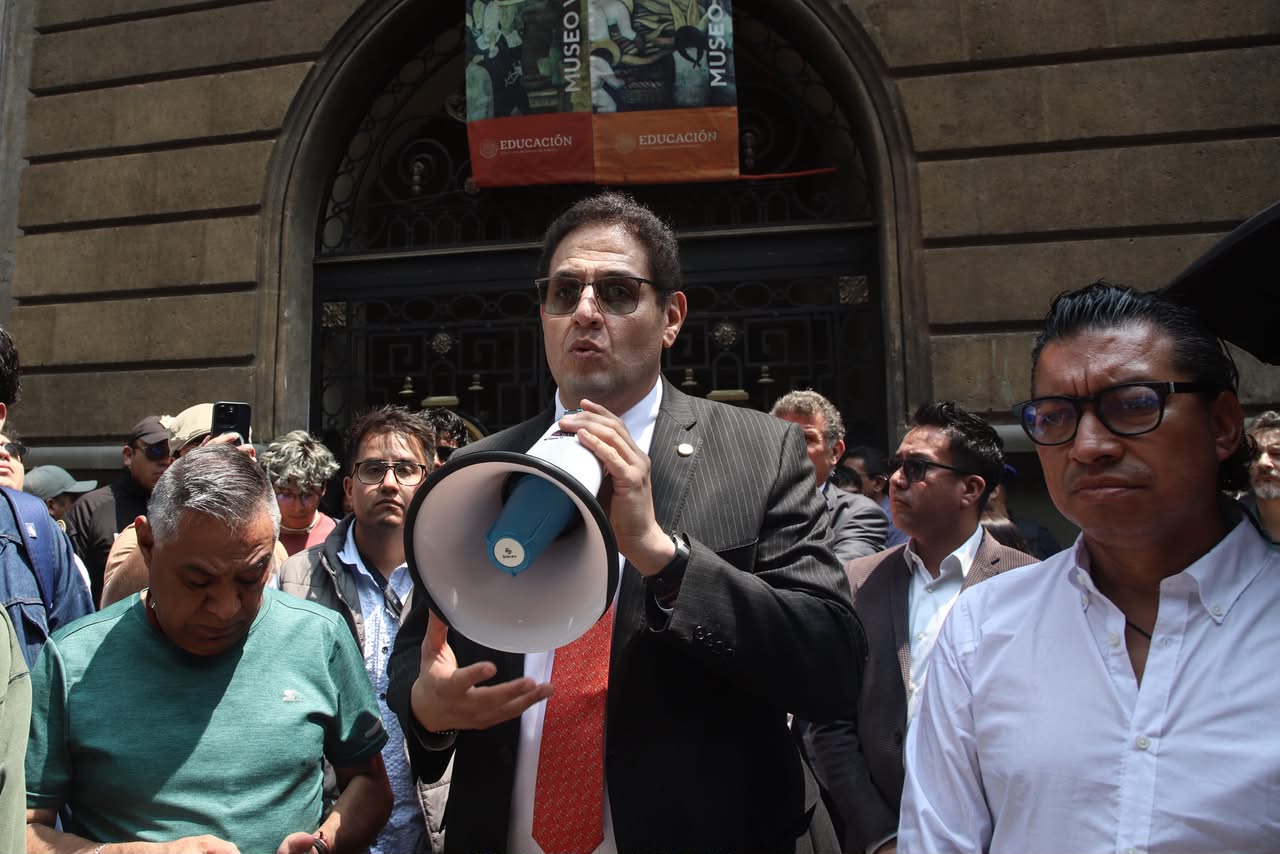 Estudiantes del IPN bloquean Eje Central y exigen diálogo con SEP