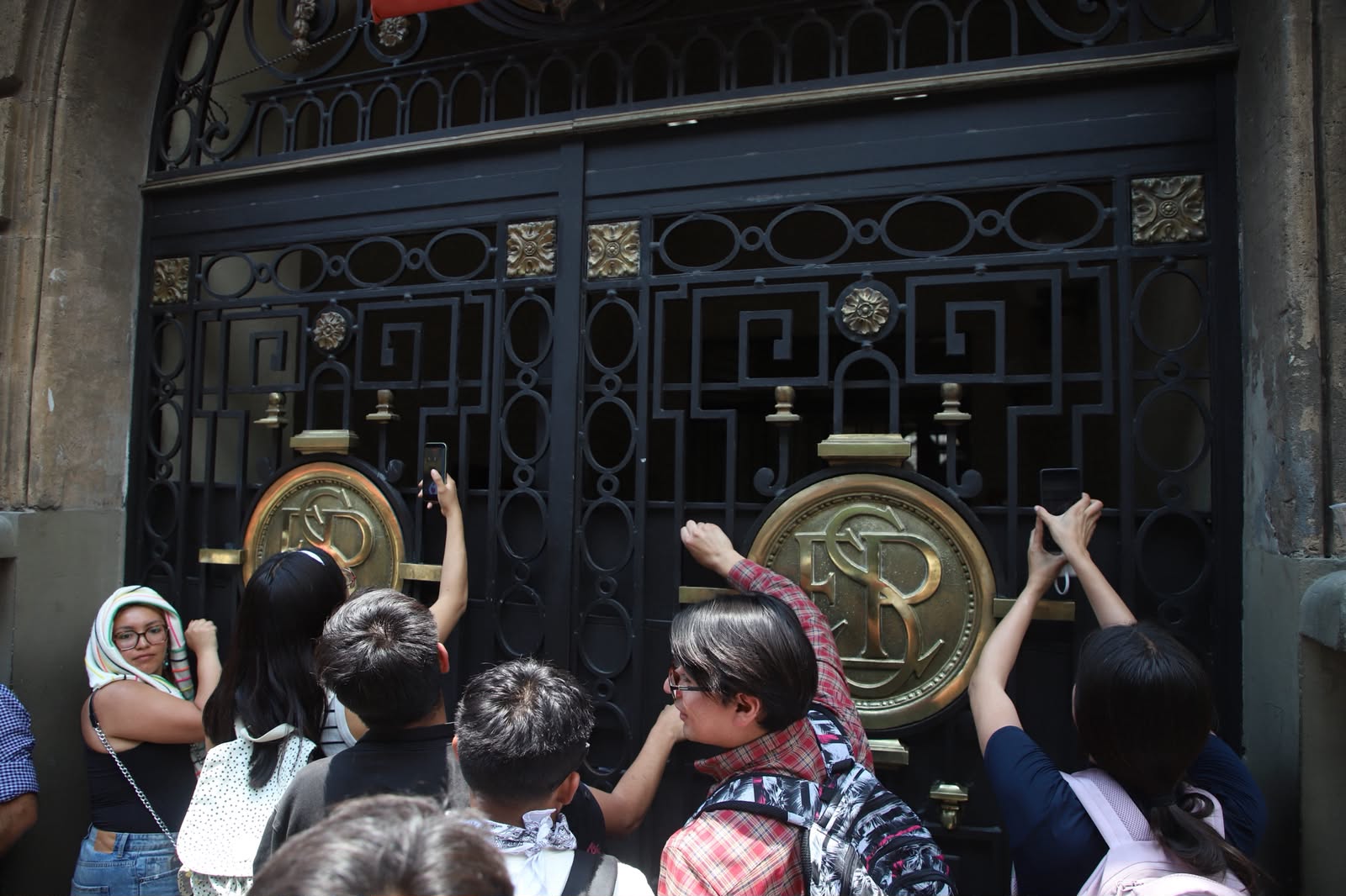 Estudiantes del IPN bloquean Eje Central y exigen diálogo con SEP