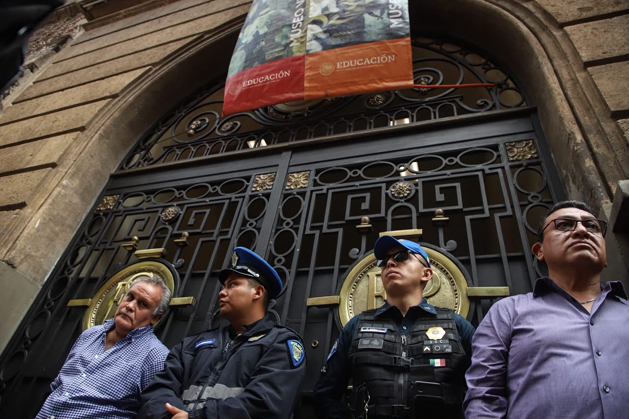 Estudiantes del IPN bloquean Eje Central y exigen diálogo con SEP