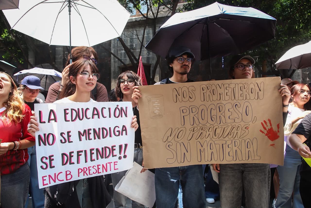 Estudiantes del IPN bloquean Eje Central y exigen diálogo con SEP