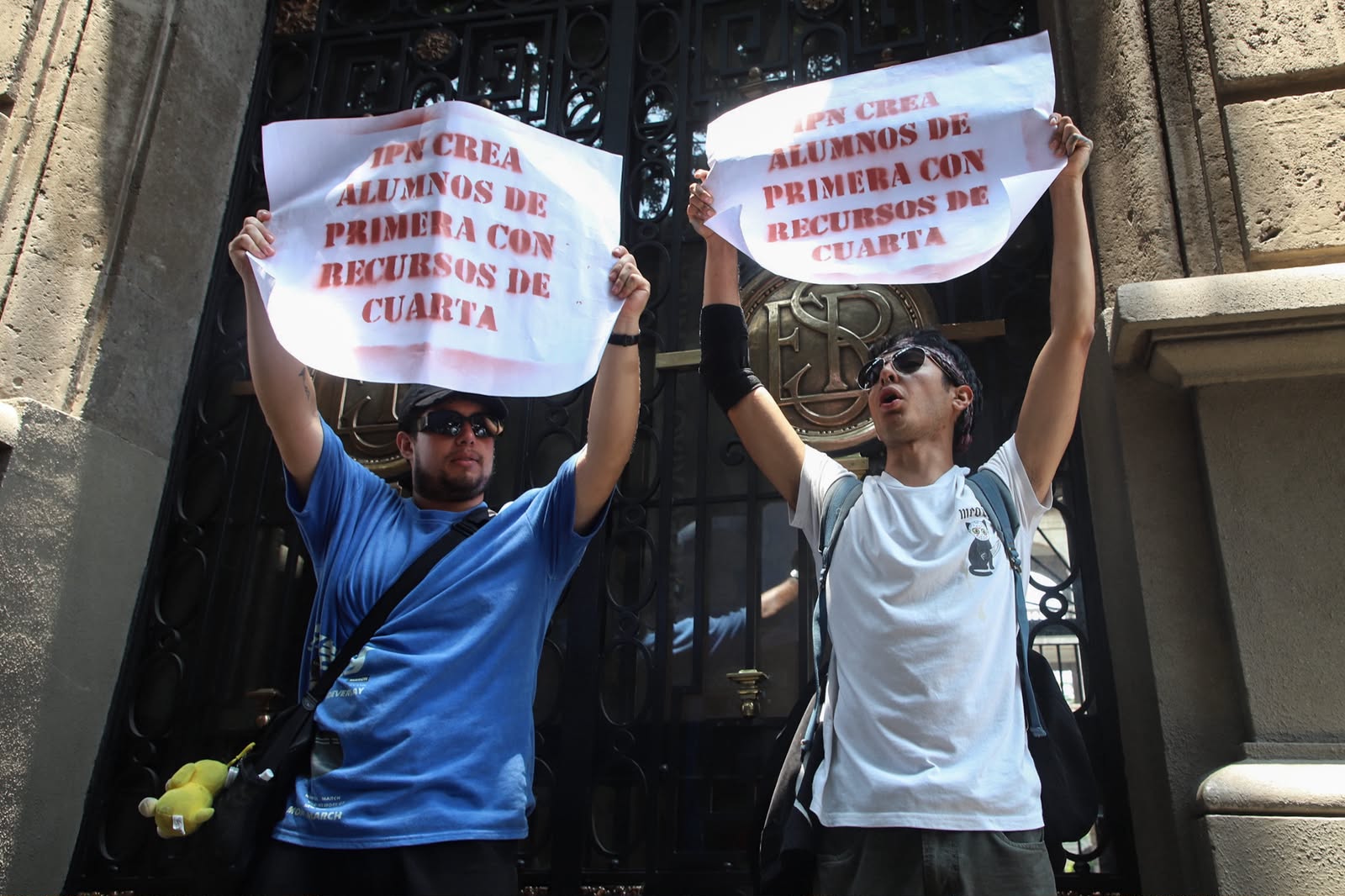 Estudiantes del IPN bloquean Eje Central y exigen diálogo con SEP