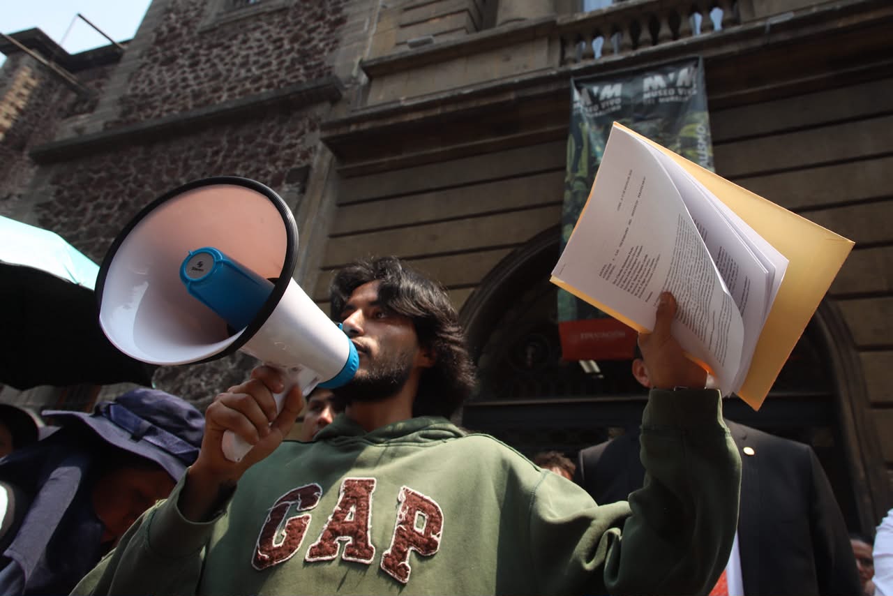 Estudiantes del IPN bloquean Eje Central y exigen diálogo con SEP