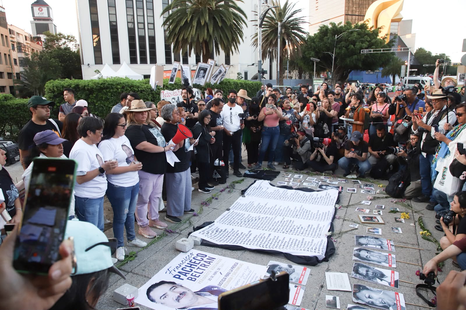 Fotos: antimonumento "Aquí Nadie Olvida" por periodistas en México