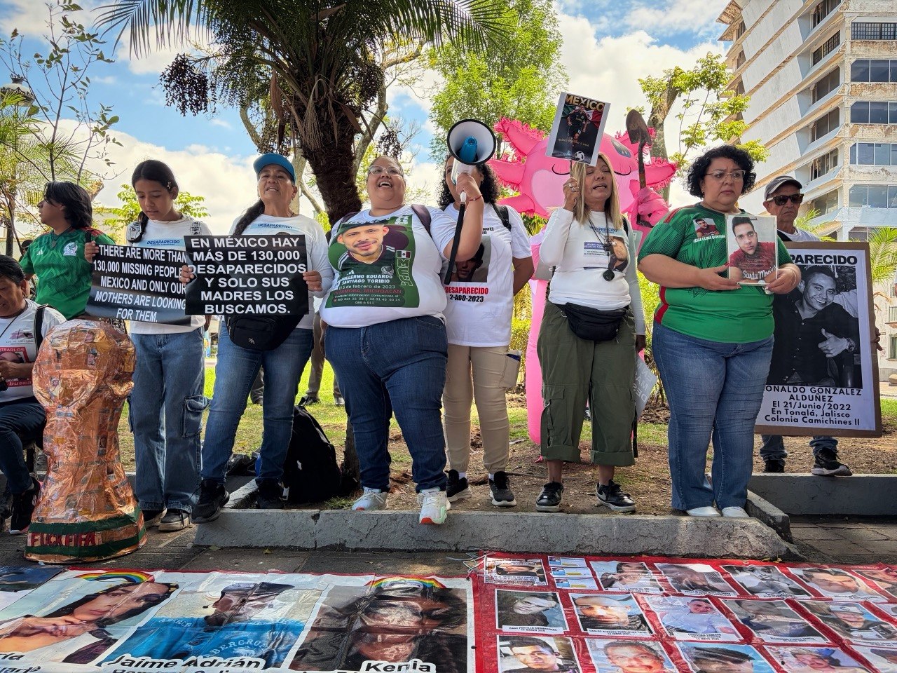 “Nuestro dolor ha sido agraviado”: Familias buscadoras marchan en Guadalajara en medio del fervor mundialista y exigen disculpa pública a Claudia Sheinbaum