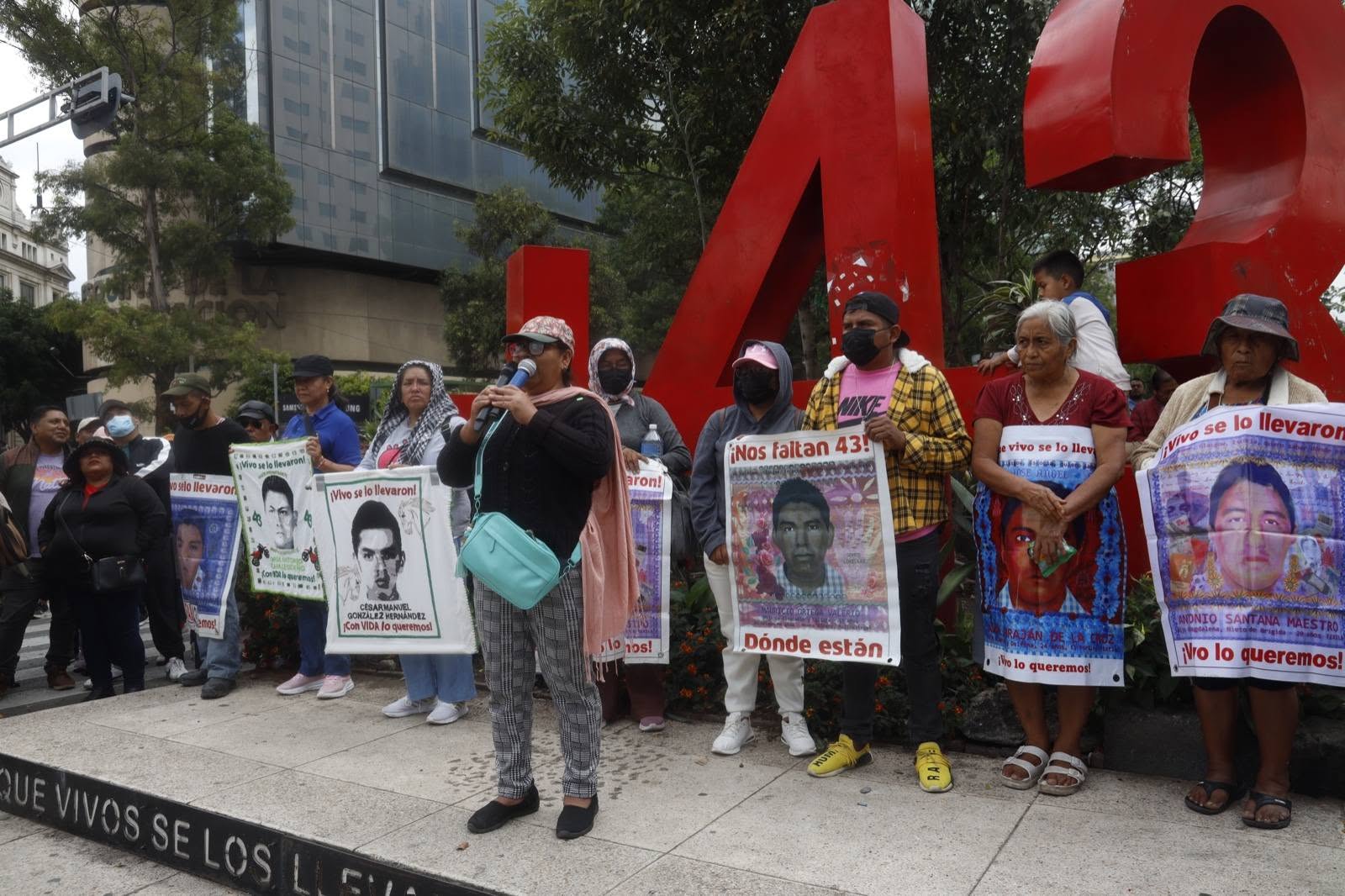 Más de cuatro horas retenidas: el operativo policiaco contra las madres y padres de los 43 en la caseta de Tlalpan