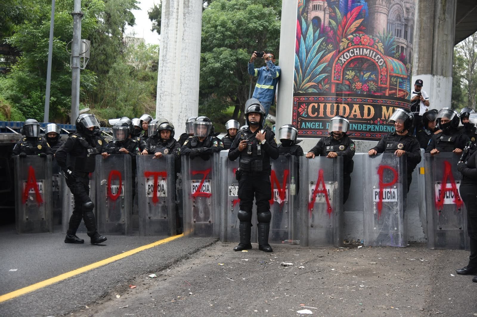 Policías impiden marcha de madres y padres de los 43 al Estadio Azteca durante la inauguración del Mundial