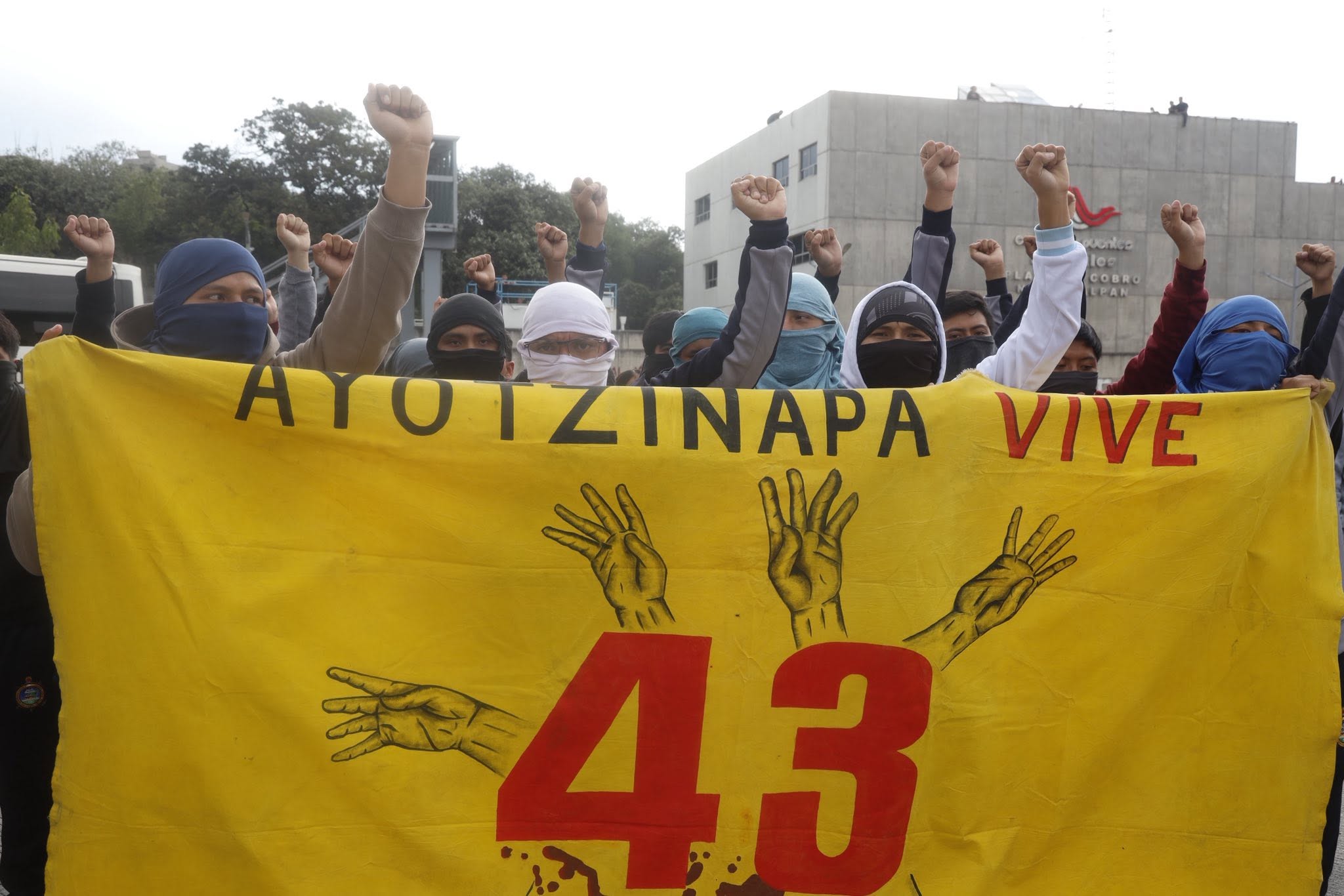 Policías impiden marcha de madres y padres de los 43 al Estadio Azteca durante la inauguración del Mundial