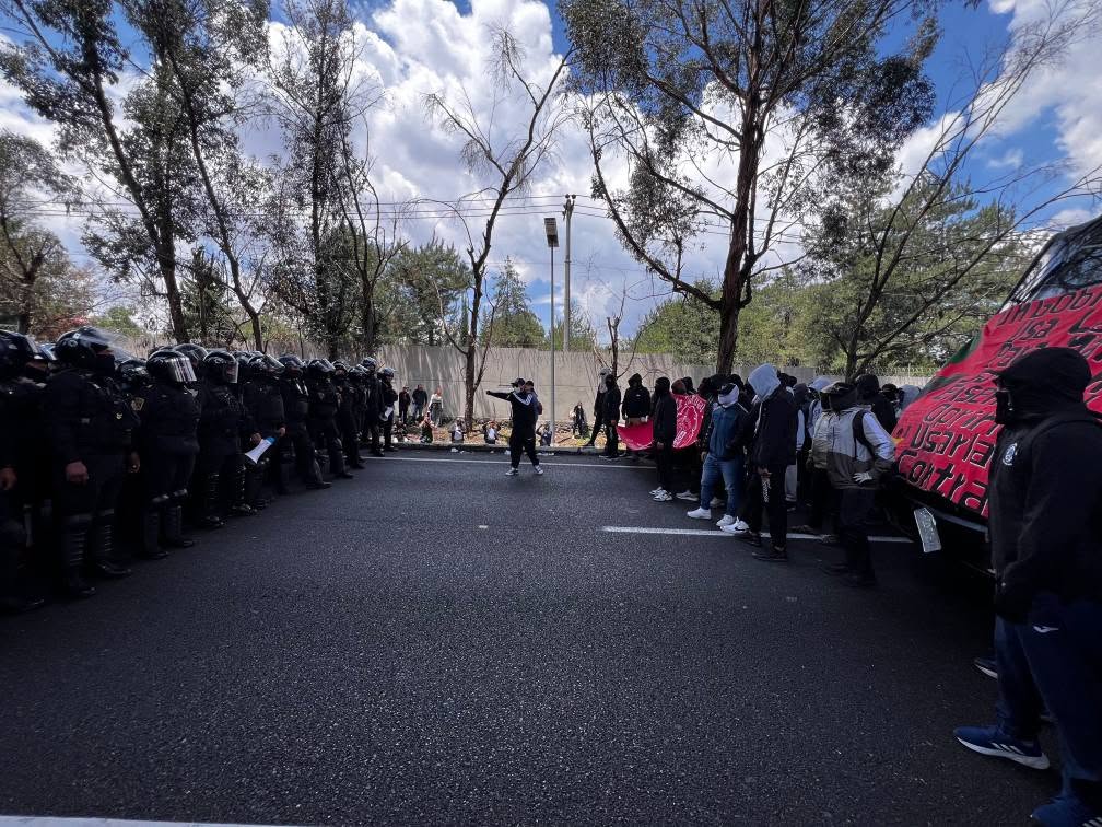Madres y padres de los 43 suspenden jornada tras cerco policiaco