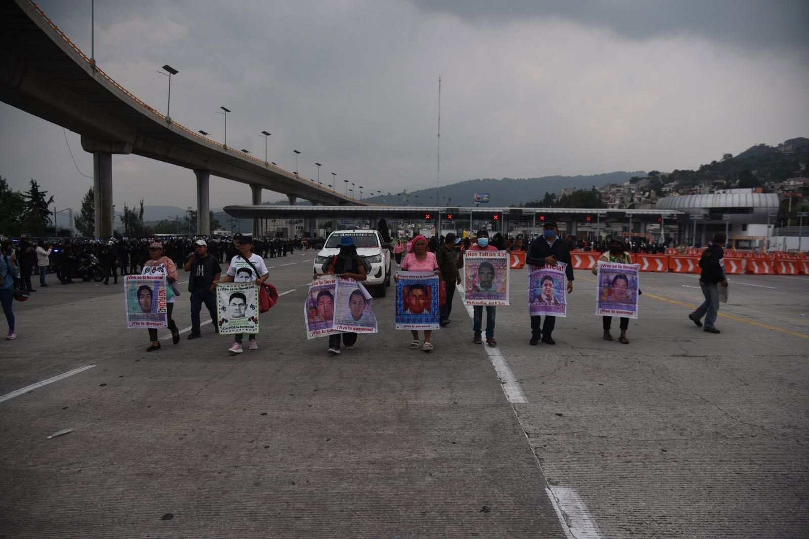 Policías impiden marcha de madres y padres de los 43 al Estadio Azteca durante la inauguración del Mundial