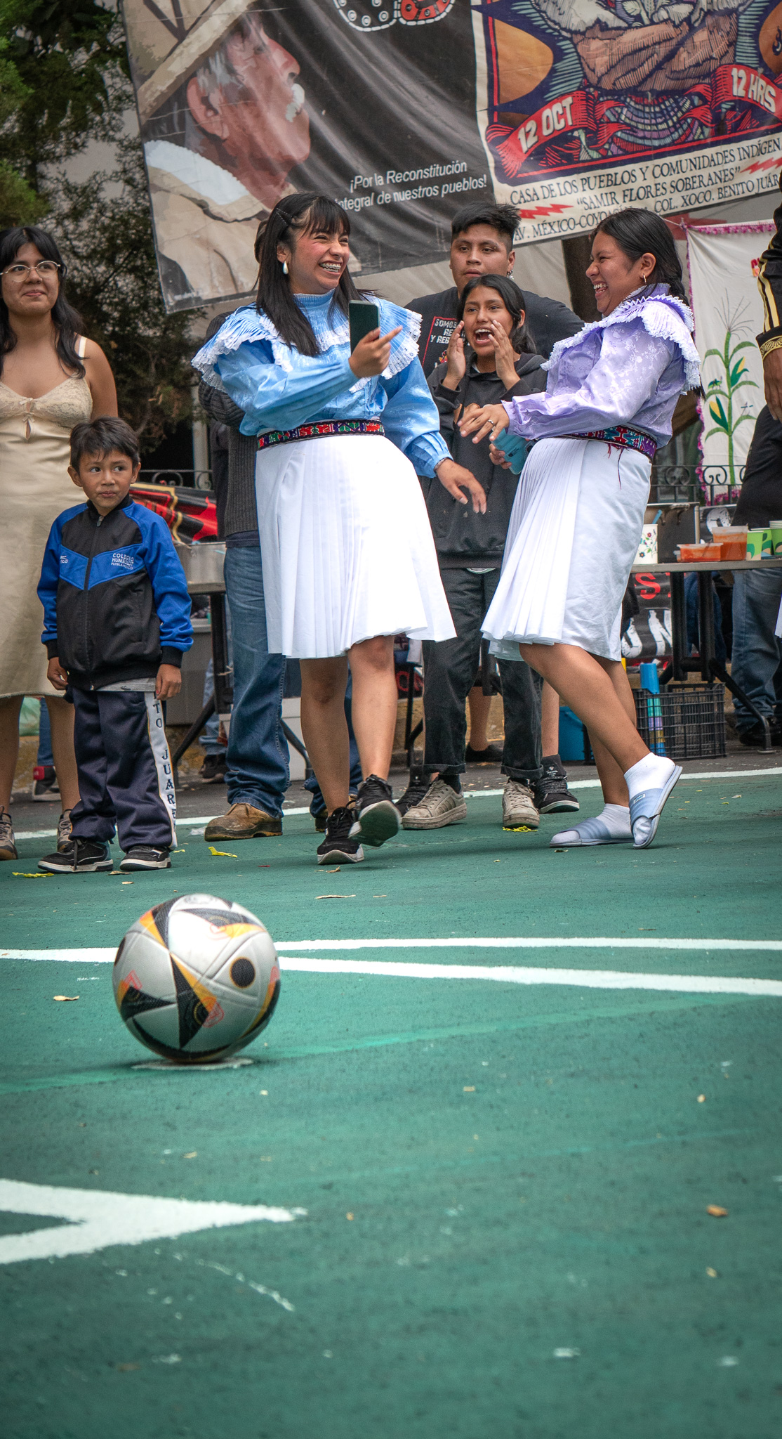 Familiares de Samir Flores y colectivos antimundialistas convierten el futbol popular en protesta contra el "Mundial del Despojo"