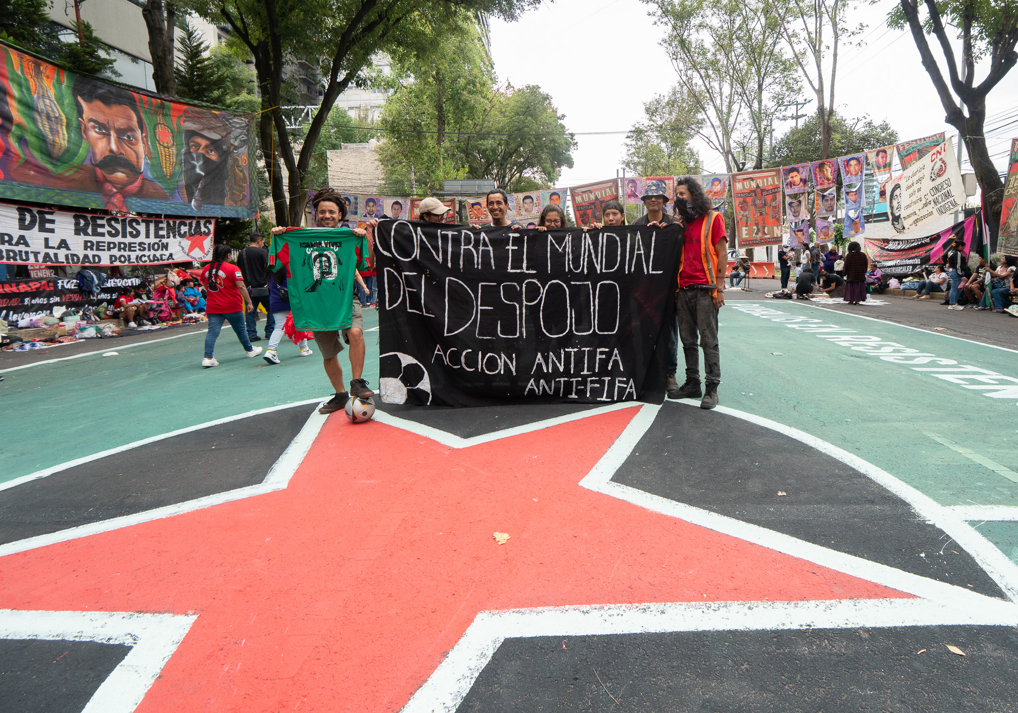 Familiares de Samir Flores y colectivos antimundialistas convierten el futbol popular en protesta contra el "Mundial del Despojo"