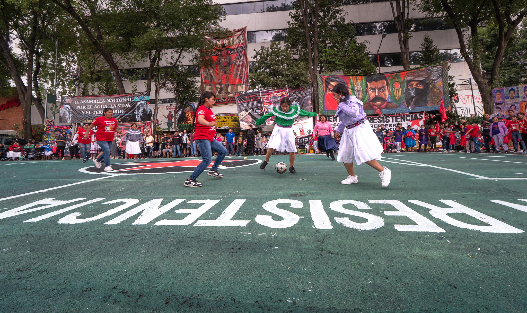 Familiares de Samir Flores y colectivos antimundialistas convierten el futbol popular en protesta contra el "Mundial del Despojo"