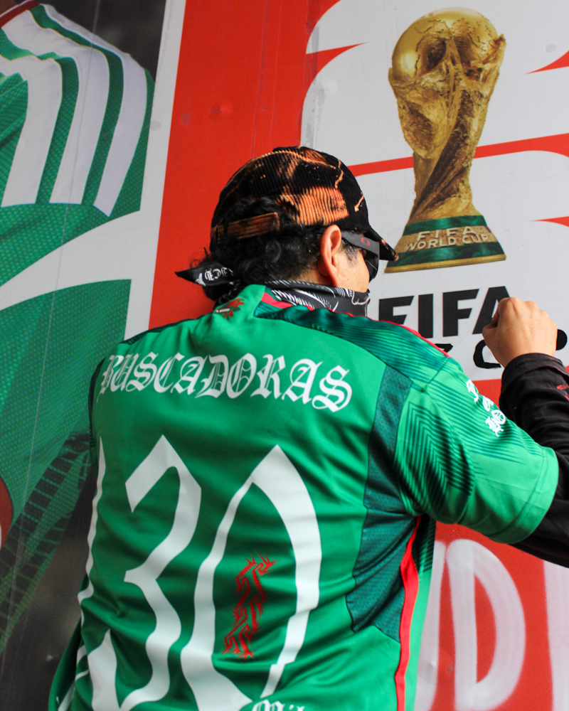 Colectivos, familias buscadoras y vecinos de Santa Úrsula realizan jornada antimundialista frente al Estadio Azteca
