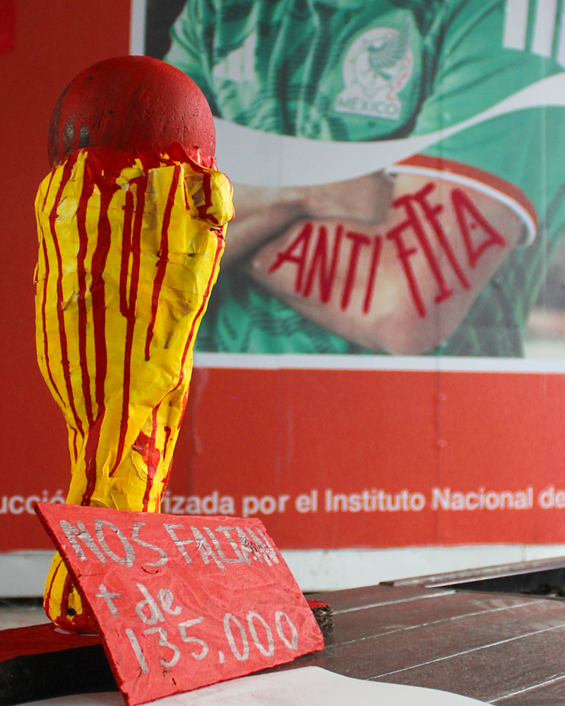 Colectivos, familias buscadoras y vecinos de Santa Úrsula realizan jornada antimundialista frente al Estadio Azteca