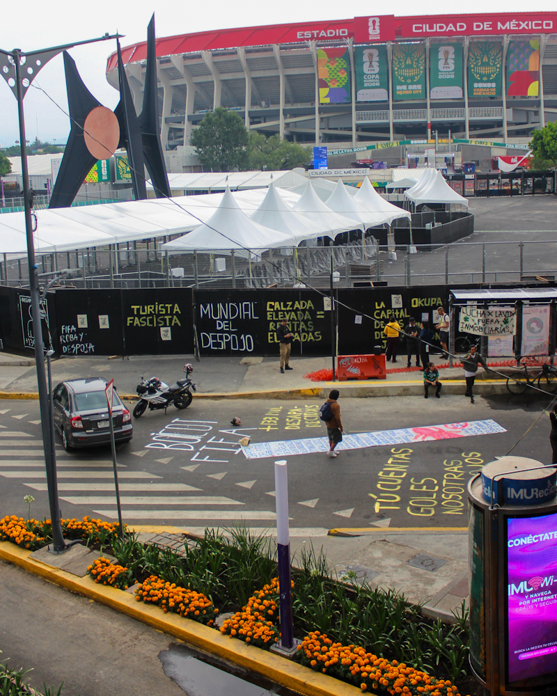 Colectivos, familias buscadoras y vecinos de Santa Úrsula realizan jornada antimundialista frente al Estadio Azteca