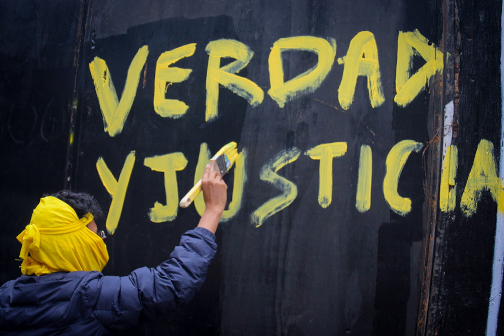 Colectivos, familias buscadoras y vecinos de Santa Úrsula realizan jornada antimundialista frente al Estadio Azteca