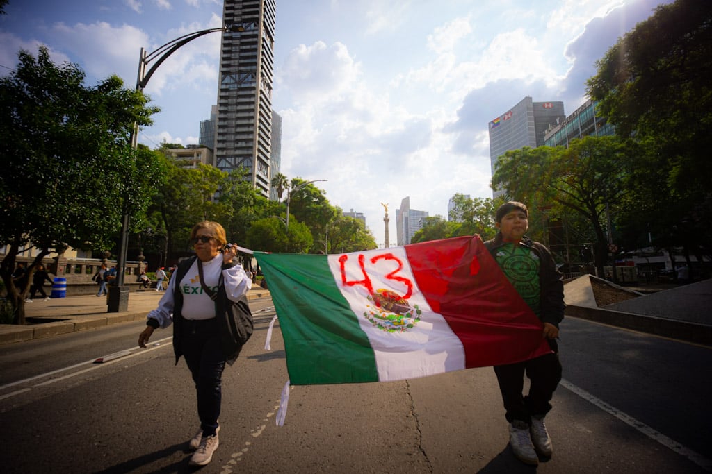 Ayotzinapa llega a CDMX pese al cerco: 141 jornadas globales sin paradero de los 43