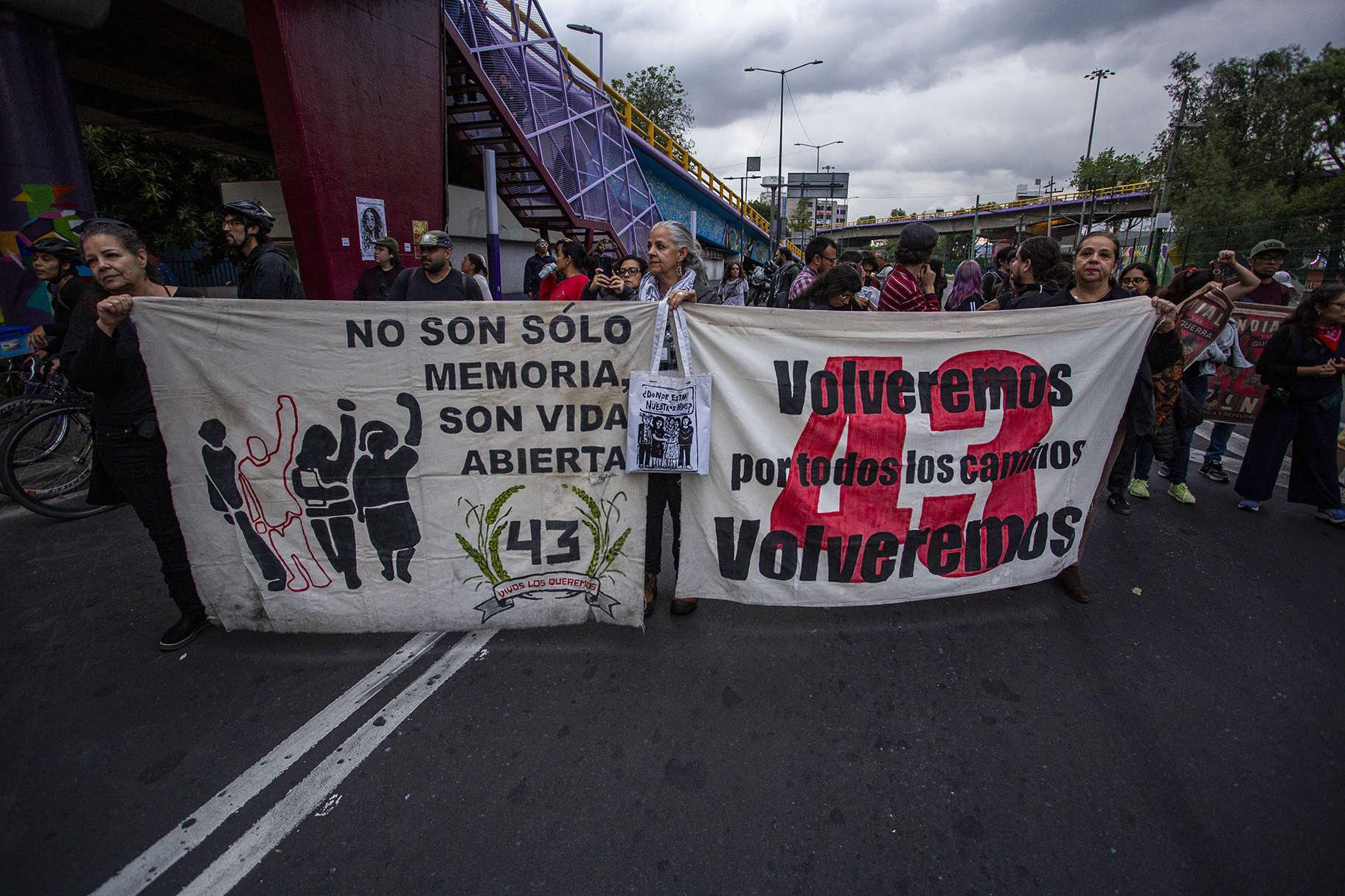 Madres buscadoras bloquean Calzada de Tlalpan y marchan hacia el Estadio Azteca a un día de la inauguración del Mundial