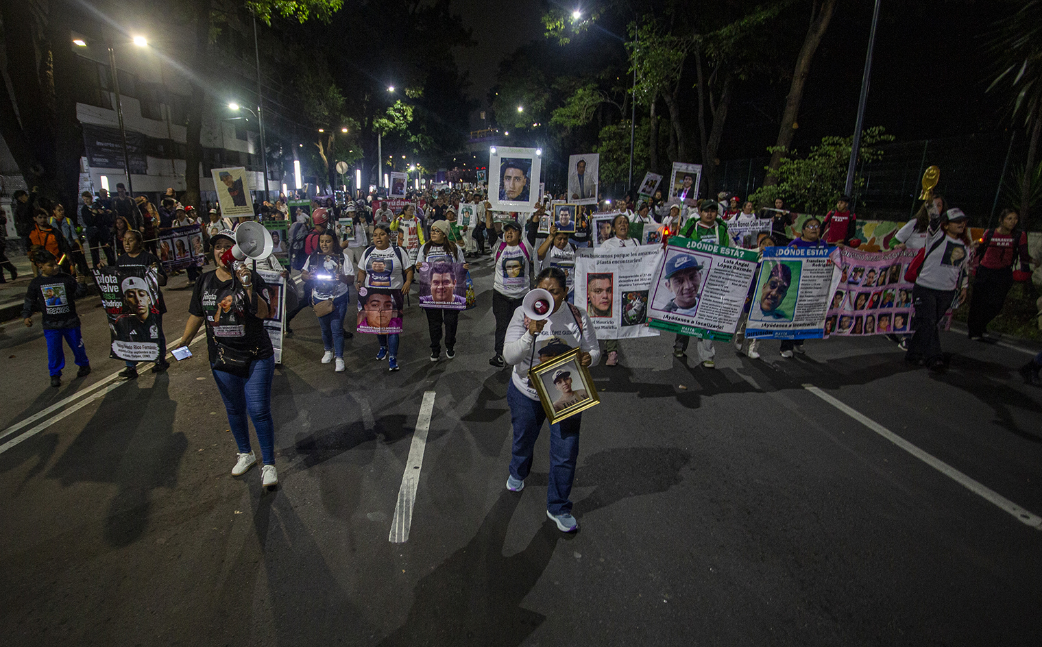 Madres buscadoras bloquean Calzada de Tlalpan y marchan hacia el Estadio Azteca a un día de la inauguración del Mundial