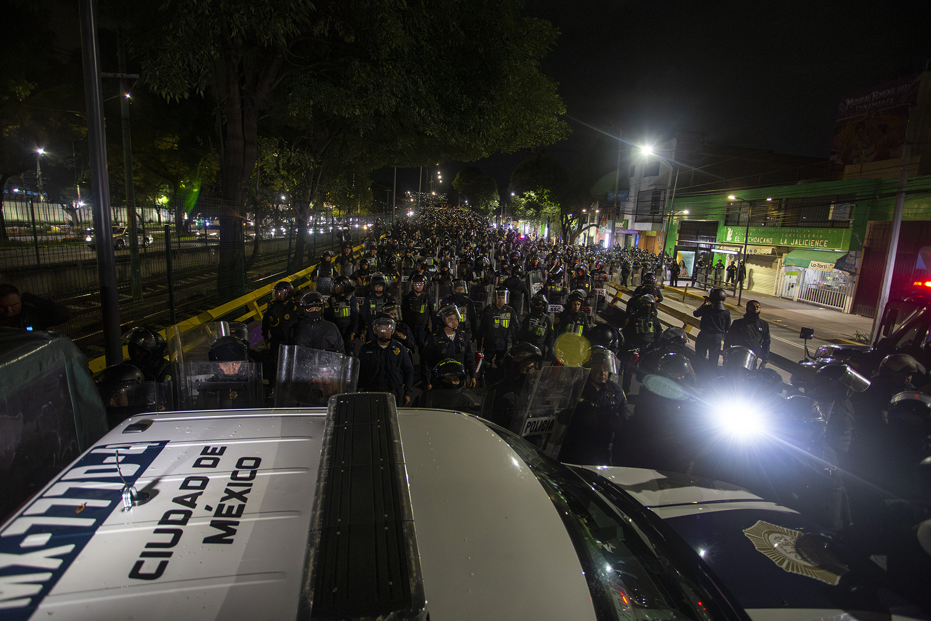 Madres buscadoras bloquean Calzada de Tlalpan y marchan hacia el Estadio Azteca a un día de la inauguración del Mundial