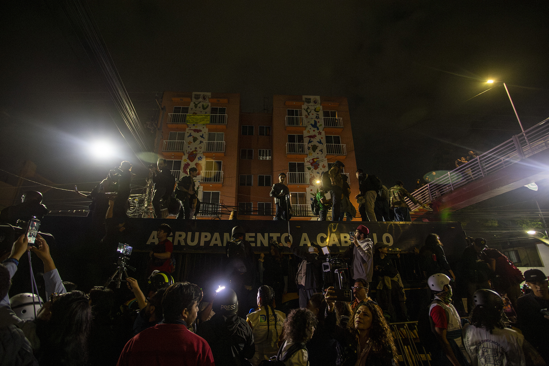 Madres buscadoras bloquean Calzada de Tlalpan y marchan hacia el Estadio Azteca a un día de la inauguración del Mundial
