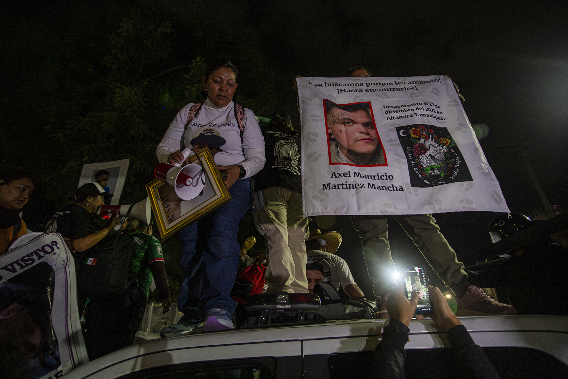 Madres buscadoras bloquean Calzada de Tlalpan y marchan hacia el Estadio Azteca a un día de la inauguración del Mundial