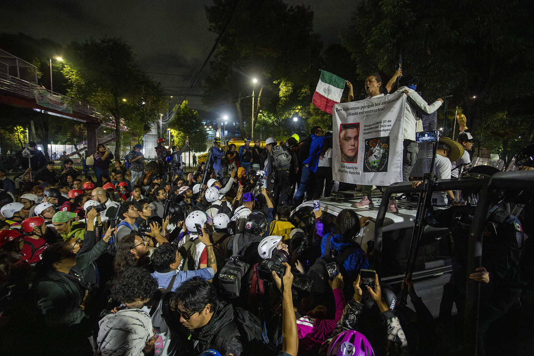 Madres buscadoras bloquean Calzada de Tlalpan y marchan hacia el Estadio Azteca a un día de la inauguración del Mundial
