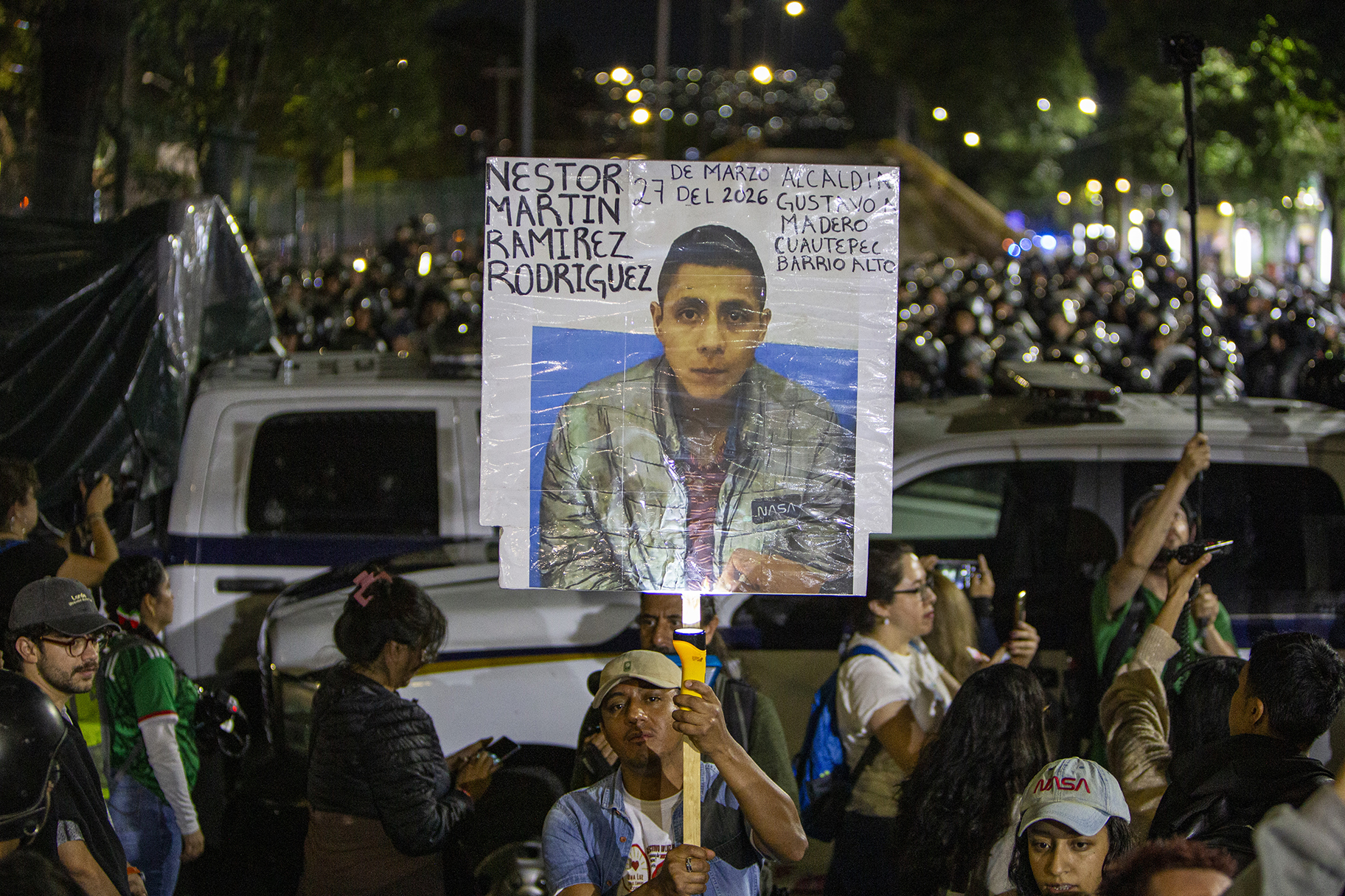 Madres buscadoras bloquean Calzada de Tlalpan y marchan hacia el Estadio Azteca a un día de la inauguración del Mundial