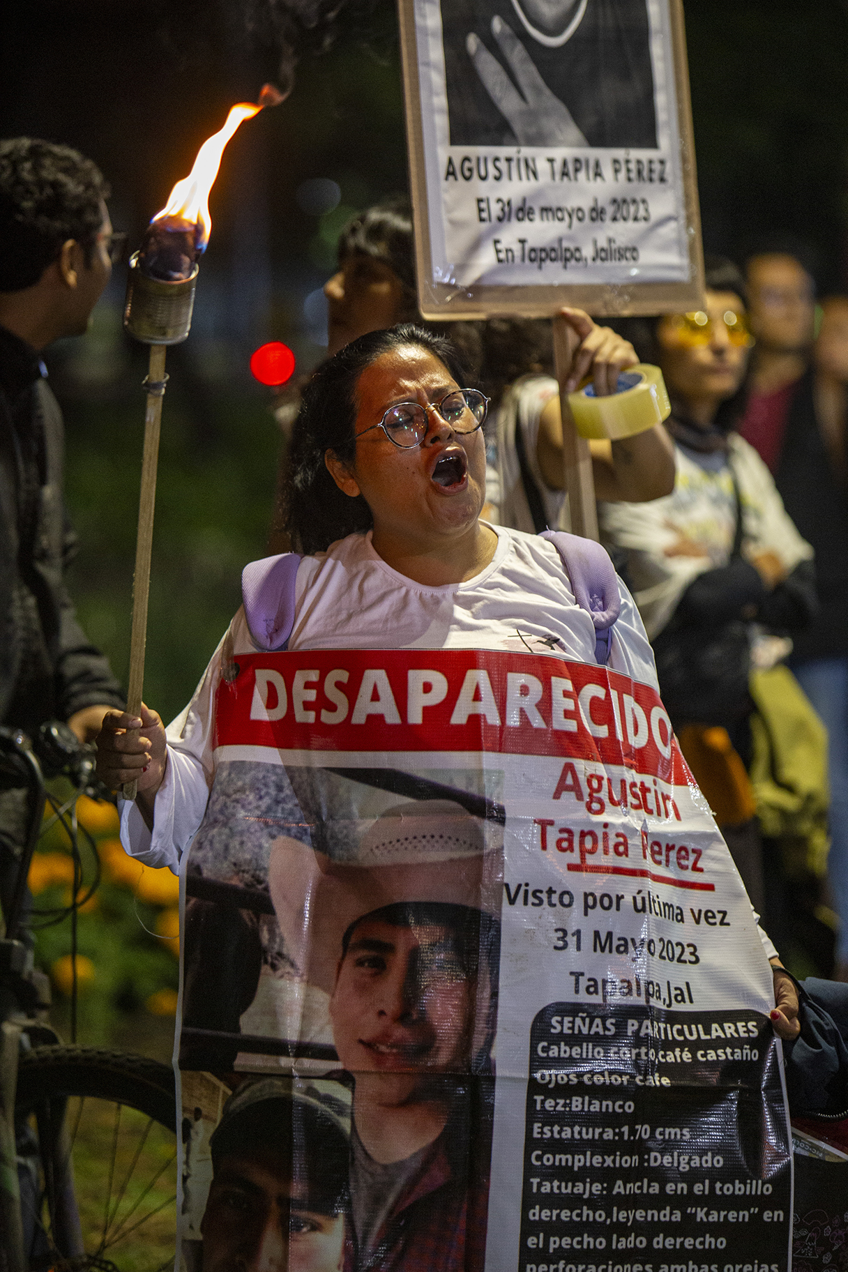 Madres buscadoras bloquean Calzada de Tlalpan y marchan hacia el Estadio Azteca a un día de la inauguración del Mundial